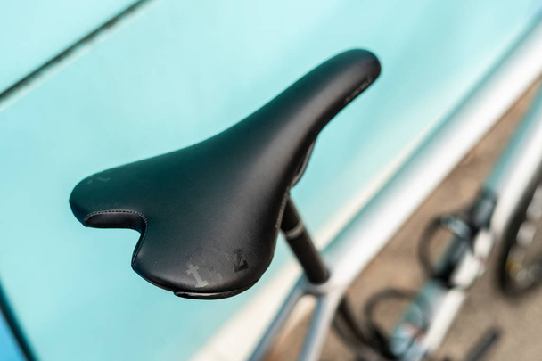 Seggiolino sportivo in pelle nera per bici da corsa
 - Foto, immagini