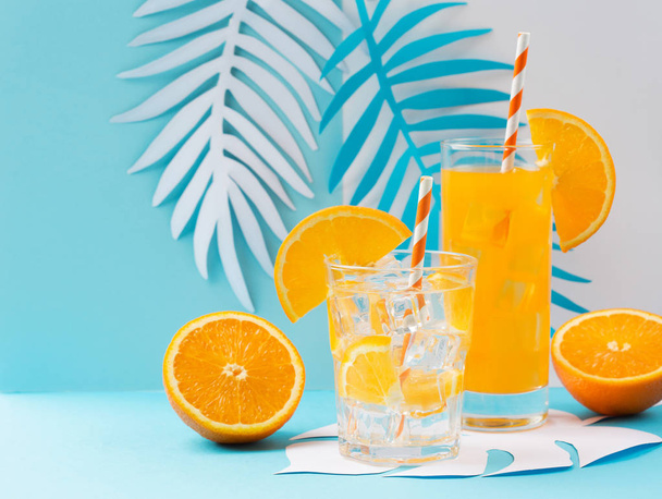 Succo d'arancia in vetro e frutta fresca
 - Foto, immagini