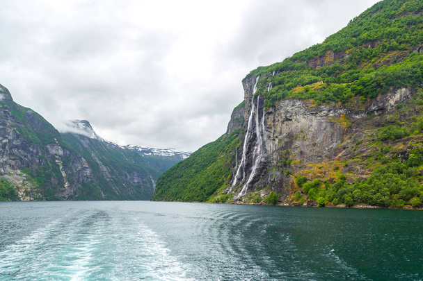 Fjord Norvégiában, a természet és utazás a háttérben - Fotó, kép