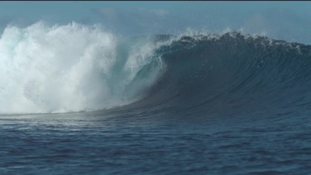 CLOSE UP: Атомная фотография огромной трубчатой волны, ударяющейся рядом с отдаленным экзотическим островом в Чили. Огромные изумрудно-цветные бочковые волны брызгают и брызгают капли стеклянной морской воды в чистом голубом небе
. - Кадры, видео