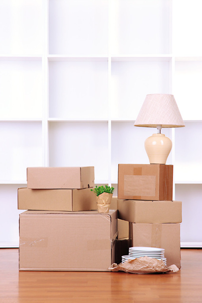 Moving boxes in empty room - Zdjęcie, obraz