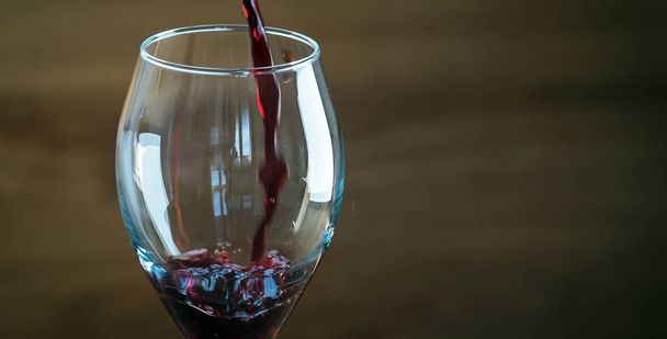 Bulanık arka planda cam aromatik şarap - Fotoğraf, Görsel