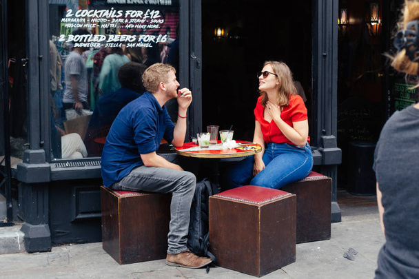 Mensen die in een straat café praten - Foto, afbeelding