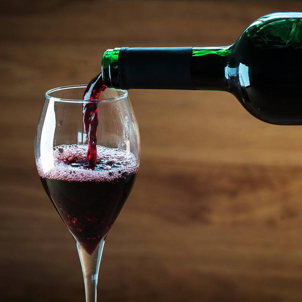 Aromás bor üvegben homályos háttér - Fotó, kép