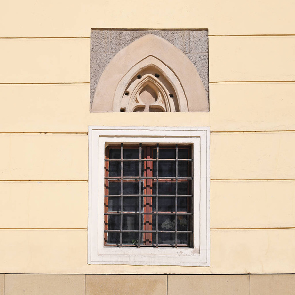 Вікно з решіткою старовинної будівлі. Стара Братислава, 2019 рік.  - Фото, зображення