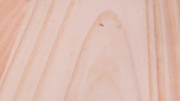 Las semillas de lino caen de arriba sobre una mesa de madera
 - Imágenes, Vídeo