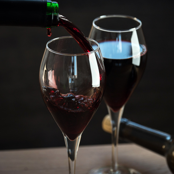 Две бутылки и бокалы вина на черном фоне
 - Фото, изображение