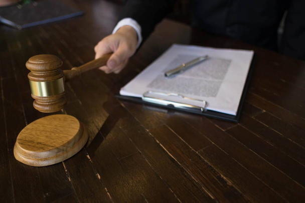 Richter mit Hammer auf dem Tisch. Rechtsanwalt, Richter, Tribunal und Ju - Foto, Bild
