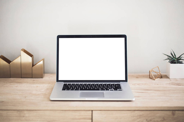 Изображение ноутбука с белым чистым экраном на деревянном рабочем столе. Вид спереди
 - Фото, изображение