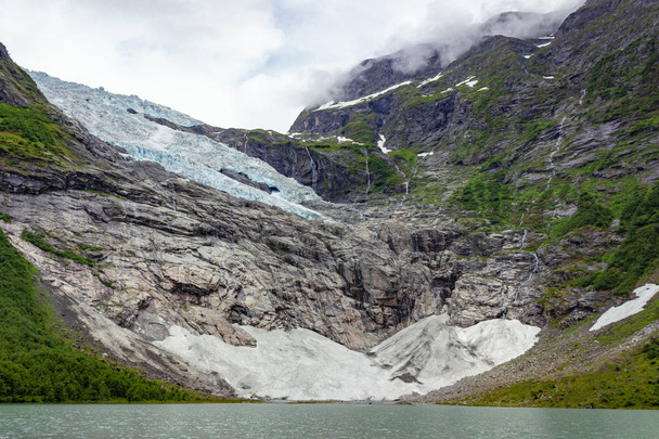 Ο παγετώνα briksdalsbreen με μπλε πάγο που λιώνει - Φωτογραφία, εικόνα