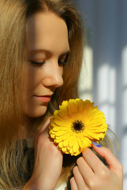 close up retrato de mulher bonita com flor amarela
 - Foto, Imagem