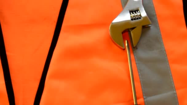 Sur le gilet de construction orange sont des outils de construction de tournevis, ruban à mesurer, clé, le concept de la journée de travail
 - Séquence, vidéo