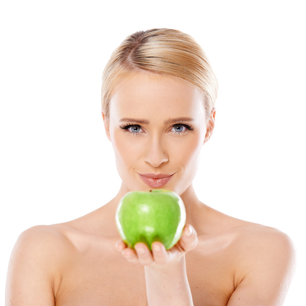 Femme adorable et en bonne santé tenant pomme
 - Photo, image