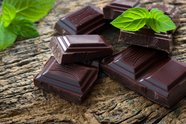 σκοτεινά κομμάτια σοκολάτας - Φωτογραφία, εικόνα