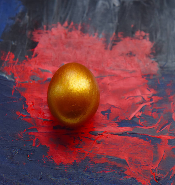 Golden Easter egg on bright background - Photo, Image