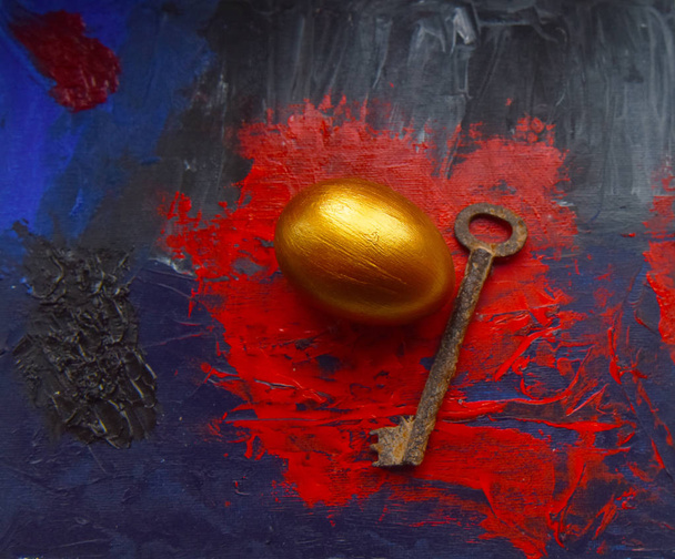 Ovo de Páscoa dourado em fundo brilhante
 - Foto, Imagem