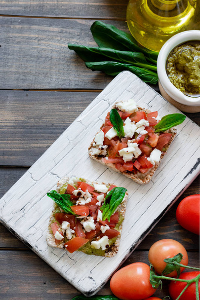 Caprese saláta pesto és balzsamecet a multigrain kenyér - Fotó, kép