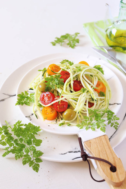 Dieta de alimentos crudos: ensalada de calabacín de espaguetis crudos
  - Foto, Imagen