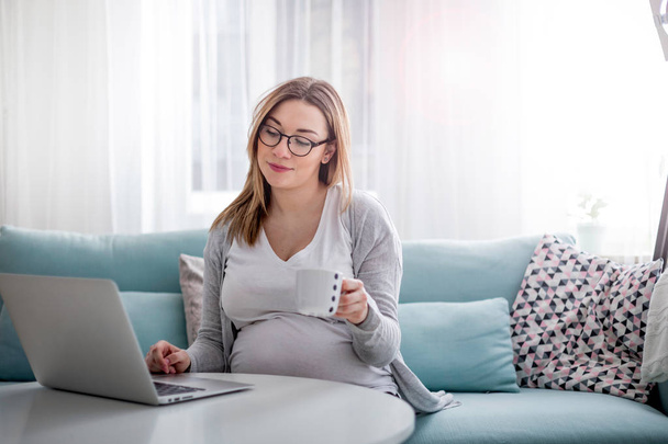 Pregnant woman working online with laptop at home, freelancing concept - Foto, Imagem