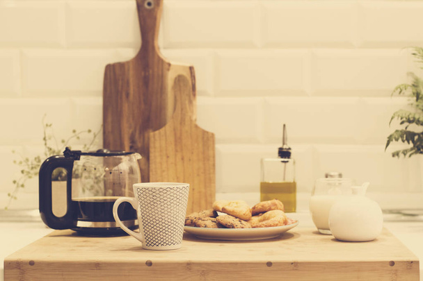 Desayuno con galletas y leche en la cocina
 - Foto, imagen