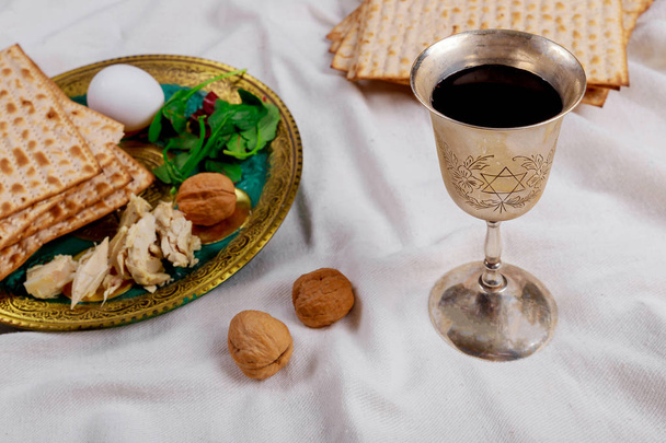 Pessach matzoh jüdisches Feiertagsbrot über dem Tisch. - Foto, Bild