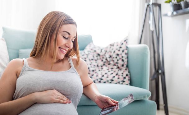 Pregnant woman looking her baby on ultrasound image, usg photo - Fotografie, Obrázek