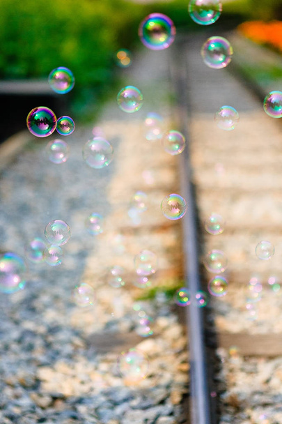 залізничні та мильні бульбашки
 - Фото, зображення