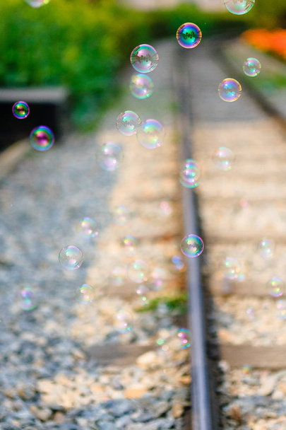 железнодорожные и мыльные пузыри
 - Фото, изображение