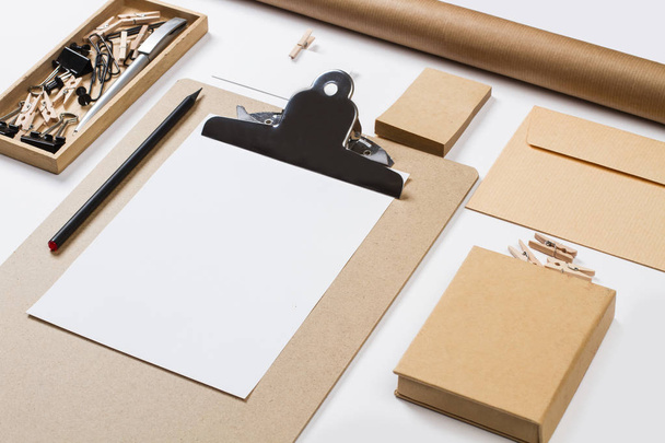 Carpeta, caja de papel y otros artículos de oficina en un escritorio
 - Foto, imagen