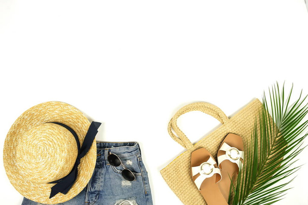 Palmgrünes Blatt, Hut, Jeans und Sonnenbrille auf weißem Hintergrund - Foto, Bild