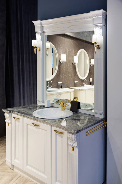 schönes modernes Badezimmer mit Spiegel - Foto, Bild