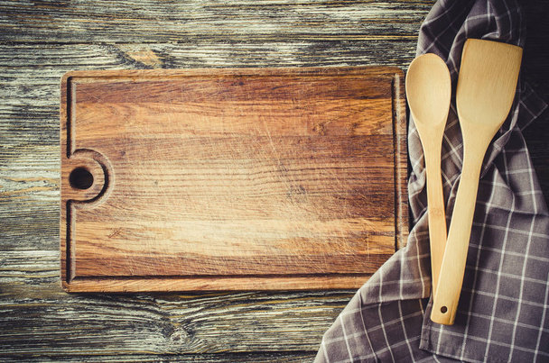 Fondo culinario con utensilios de cocina rústicos sobre mesa de madera vintage
. - Foto, Imagen