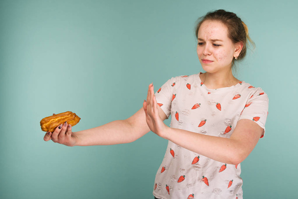 Портрет дівчинки-підлітка кидає руки зупинитися на смачному торті
 - Фото, зображення