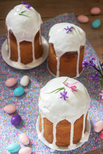 Traditional homemade Easter cake in the Easter decoration. Rustic style. - Foto, imagen