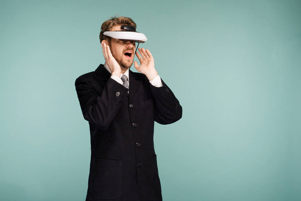 Üzletember, hivatalos viselet visel a virtuális valóság szemüveg kinyitotta a száját meglepetés - Fotó, kép