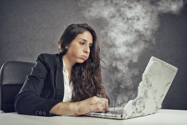 Frau gestresst durch Überlastung beim Schmelzen des Laptops - Foto, Bild