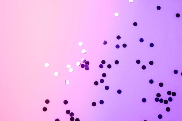 funkelndes Konfetti auf rosa lila Hintergrund - Foto, Bild