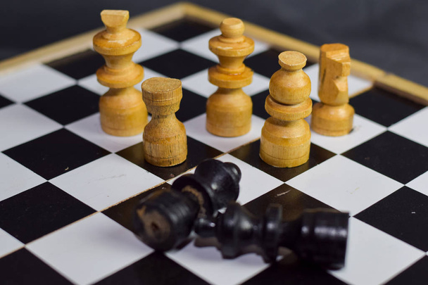 Fikirler ve strateji için satranç tahtası oyunu. İş konsepti, lider ve başarı - Fotoğraf, Görsel