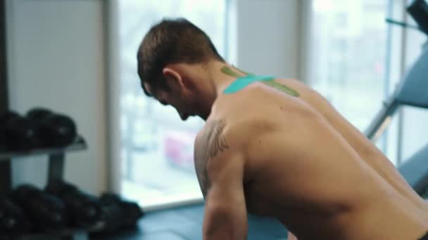 Muscular hombre haciendo crossfit entrenamiento en gimnasio celebración
 - Imágenes, Vídeo