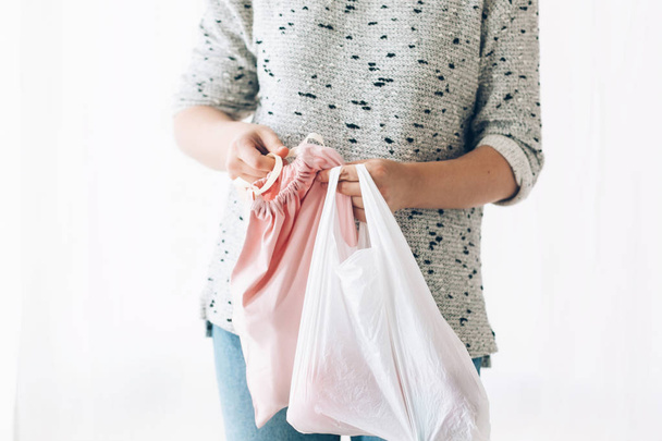 Zero Waste Shopping Konzept. Frau hält in einer Hand Lebensmittel - Foto, Bild