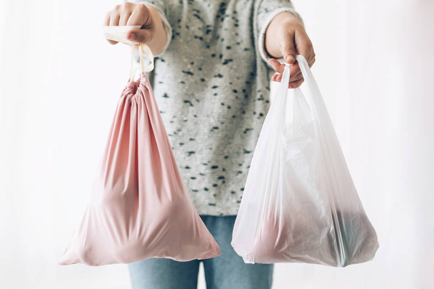Mujer sosteniendo en una mano comestibles en bolsa eco reutilizable y en o
 - Foto, imagen