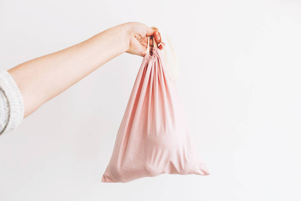 Prohibición de plástico de un solo uso. Mujer sosteniendo en la mano comestibles en reusa
 - Foto, Imagen