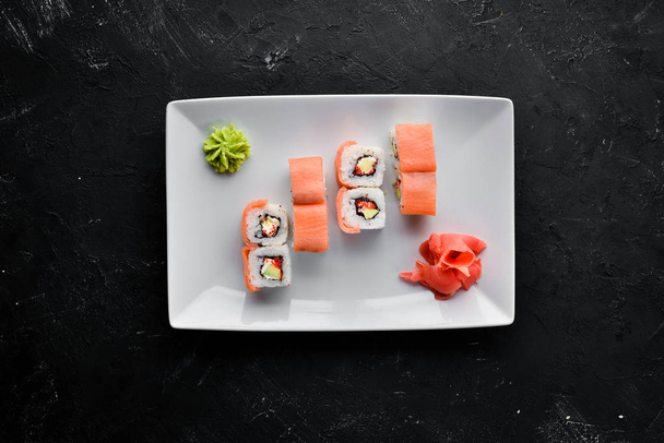 Sushi-Rolle mit Meeresfrüchten. Ansicht von oben. auf weißem Holzgrund. - Foto, Bild