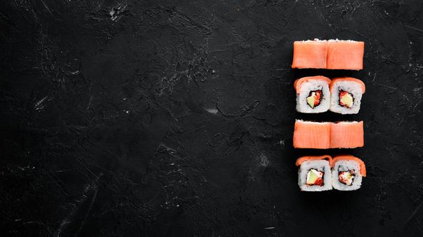 Sushi tekercs tenger gyümölcsei. Felülnézet. Fehér fából készült háttéren. - Fotó, kép