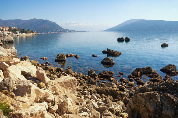 Όμορφο μεσογειακό τοπίο. Μαυροβούνιο, Αδριατική θάλασσα. Θέα του κόλπου του Κότορ κοντά στο Χέρτσεγκ Νόβι την ηλιόλουστη μέρα του χειμώνα - Φωτογραφία, εικόνα