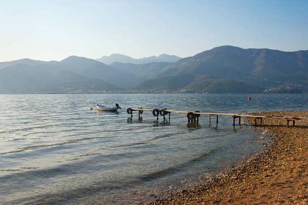 wunderschöne mediterrane Landschaft an einem nebligen Tag. montenegro, adriatisches meer, blick auf kotor bucht in der nähe der stadt tivat - Foto, Bild