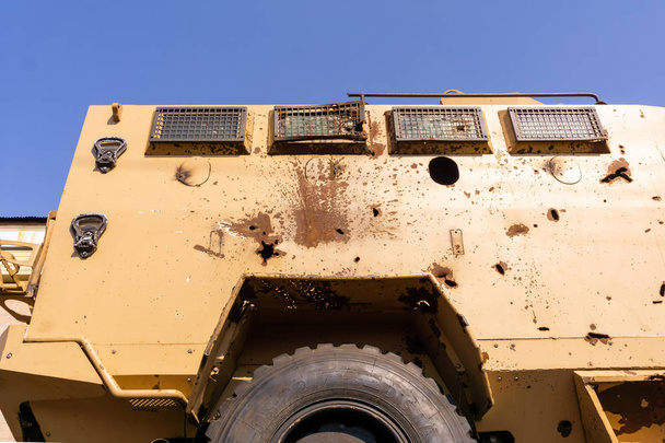 agujeros de fragmentos de proyectiles en la armadura del vehículo blindado
 - Foto, Imagen