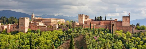 Vista panorámica de la Alhambra de Granada desde el Albaicn
 - Foto, imagen