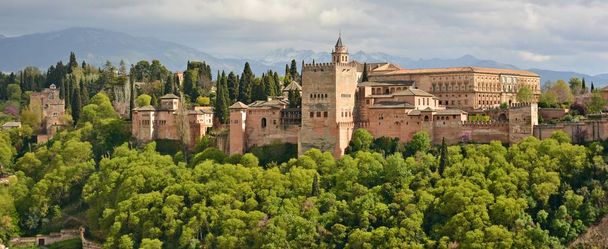 Uitzicht op het Alhambra van Granada vanaf de Albaicn - Foto, afbeelding