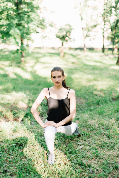 Joven hermosa chica haciendo yoga al aire libre en el parque
 - Foto, Imagen